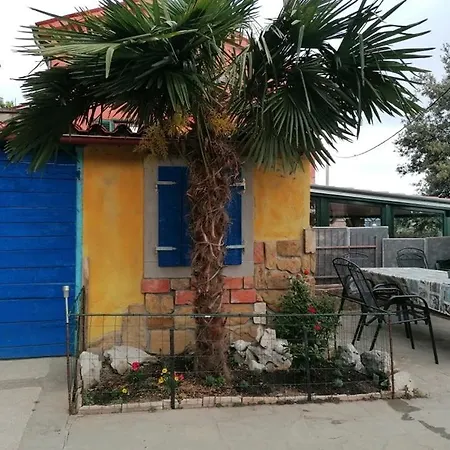 Cozy Studio With Garden شقة إيزولا